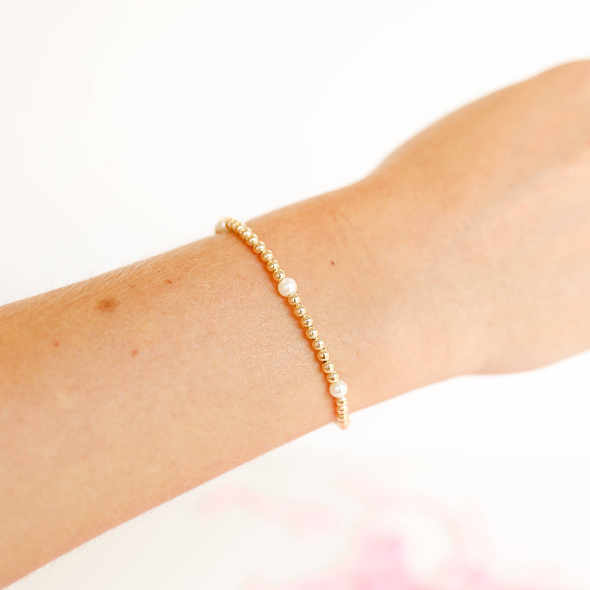 Beaded Blondes - Madi Pearl Bracelet in Gold: Petite 6.25 inch Beaded Blondes