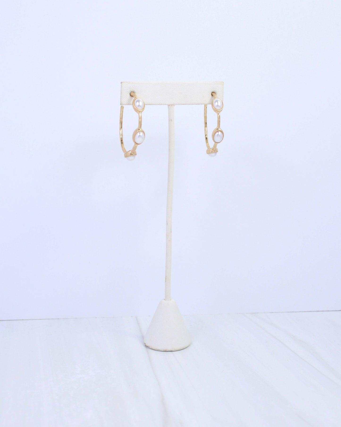 Caroline Hill - Arabelle Oval Pearl Hoop Earring Worn Gold: Default Caroline Hill